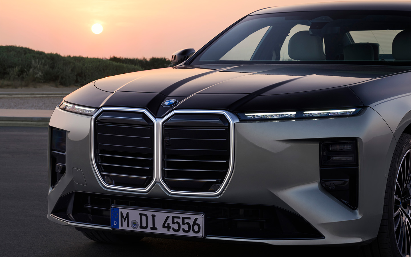 Также у 7-Series&nbsp;&mdash; удлиненные светодиодные ходовые огни