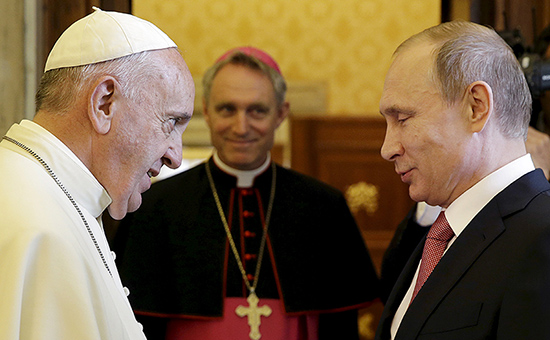 Президент России Владимир Путин и папа римский Франциск во время встречи в Ватикане