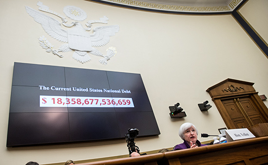 Председатель Федеральной резервной системы&nbsp;Джанет Йеллен на фоне счетчика национального долга США, ноябрь 2015 года



