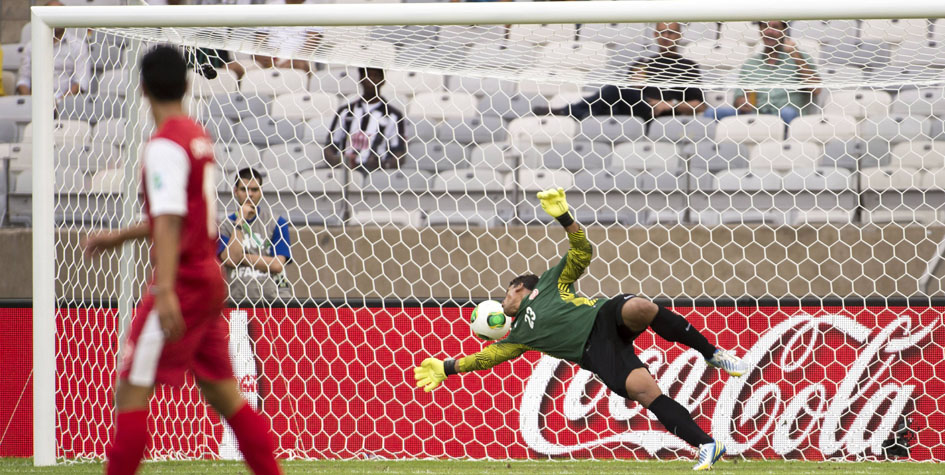 Голкипер сборной Таити Ксавье Самен пропускает очередной гол на Кубке конфедераций 2013 года