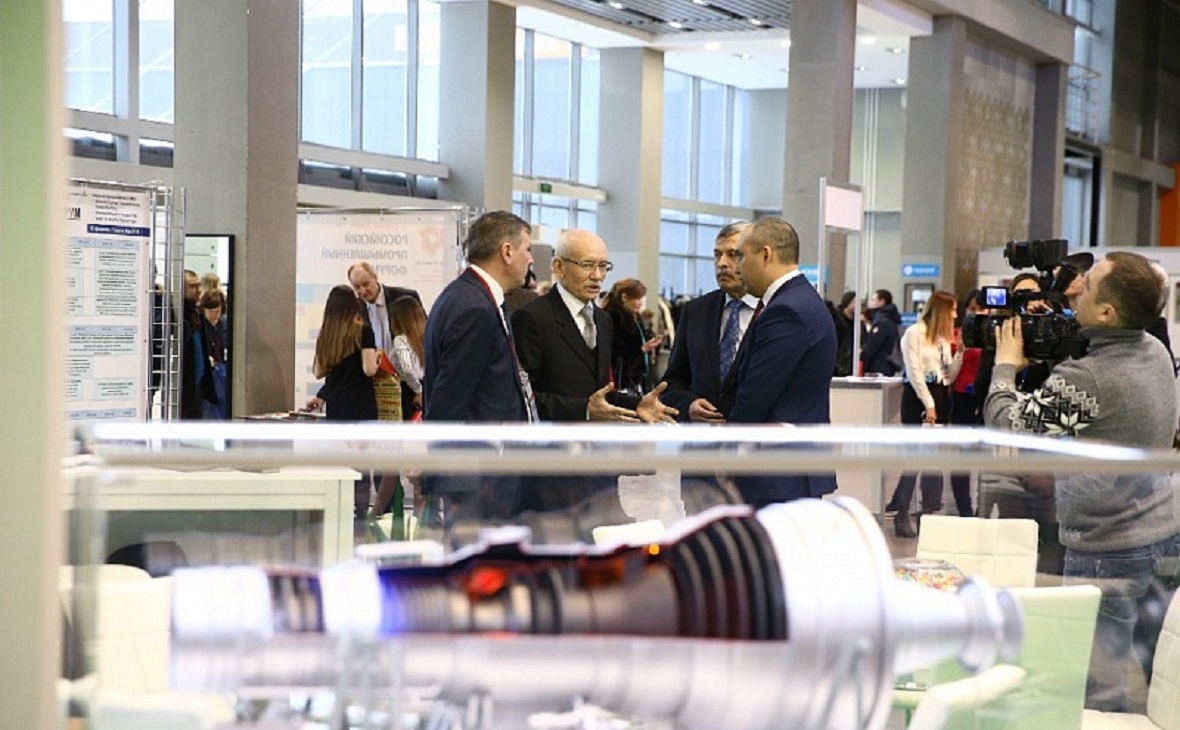 Рустэм Хамитов (второй слева) с руководителями предприятий на Российском промышленном форуме в Уфе