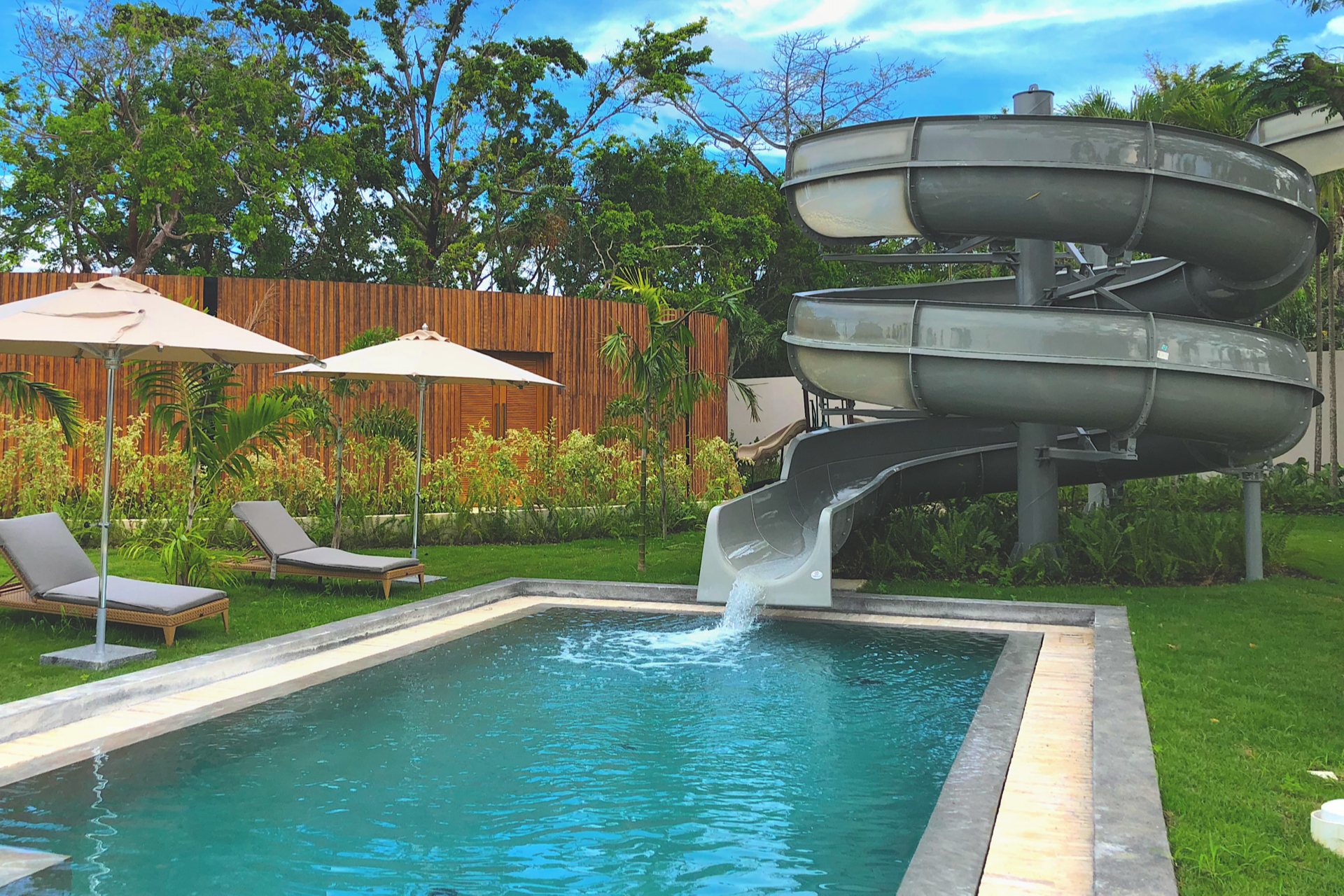 Водяная горка и бассейн (ANI Private Resort Dominican Republic)