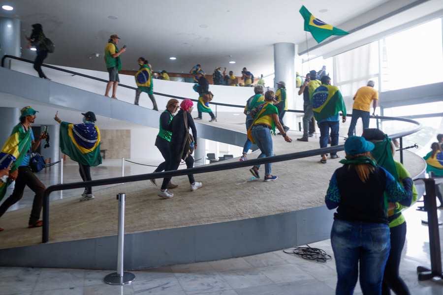 Сторонники президента Бразилии Лулы да Силвы попросили генпрокурора разрешить применение федеральных сил безопасности в столице.