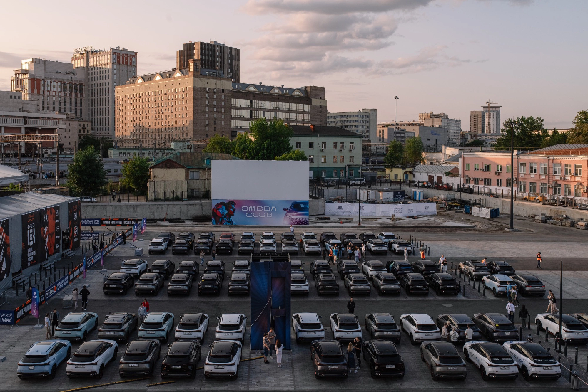 В Москве прошел необычный флешмоб в автокинотеатре под открытом небом | РБК  Life