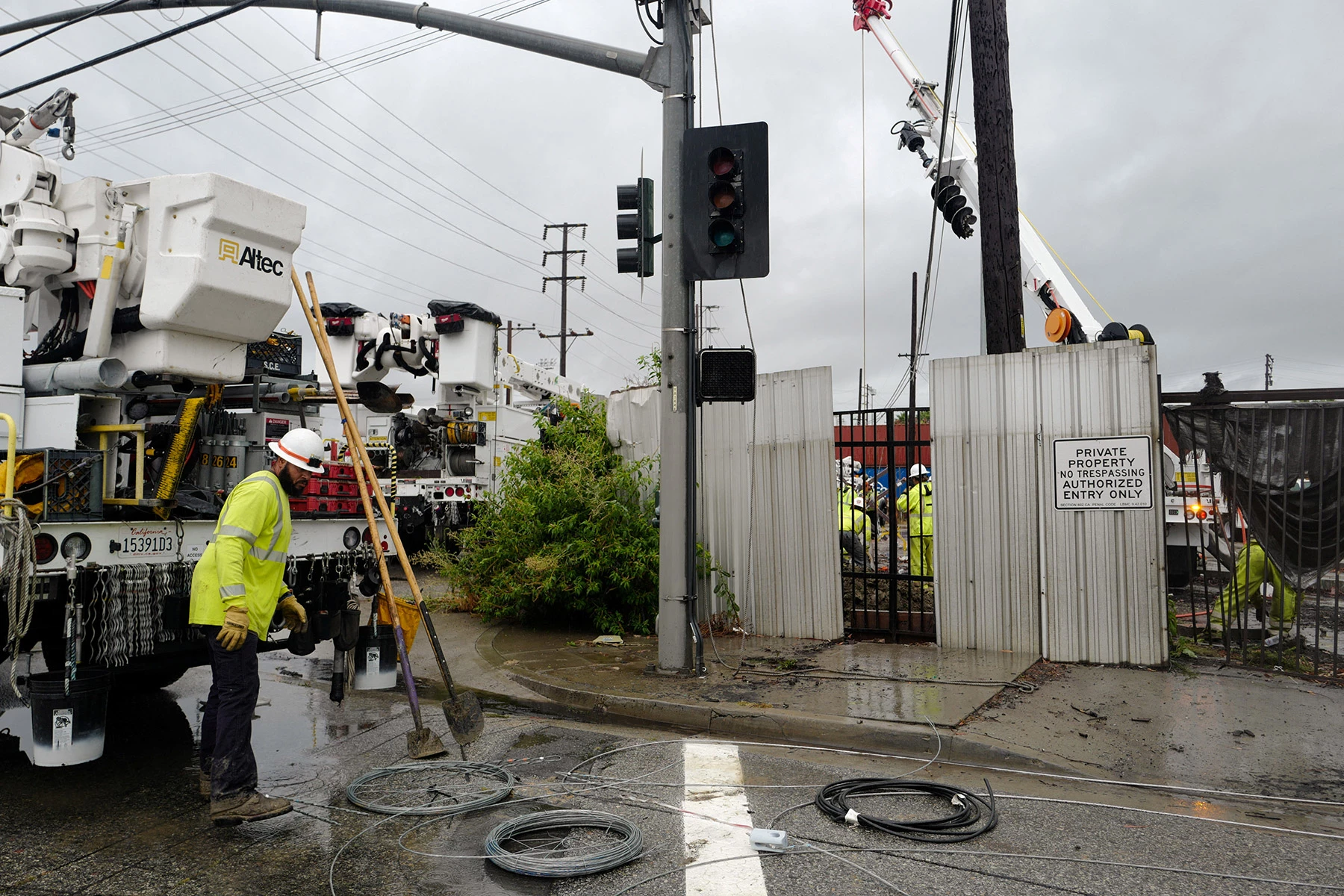 <p>Ремонтные работы на поврежденной линии электропередачи в Лонг-Бич, Калифорния, США. Тропический шторм назвали одним из самых серьезных за всю историю штата</p>