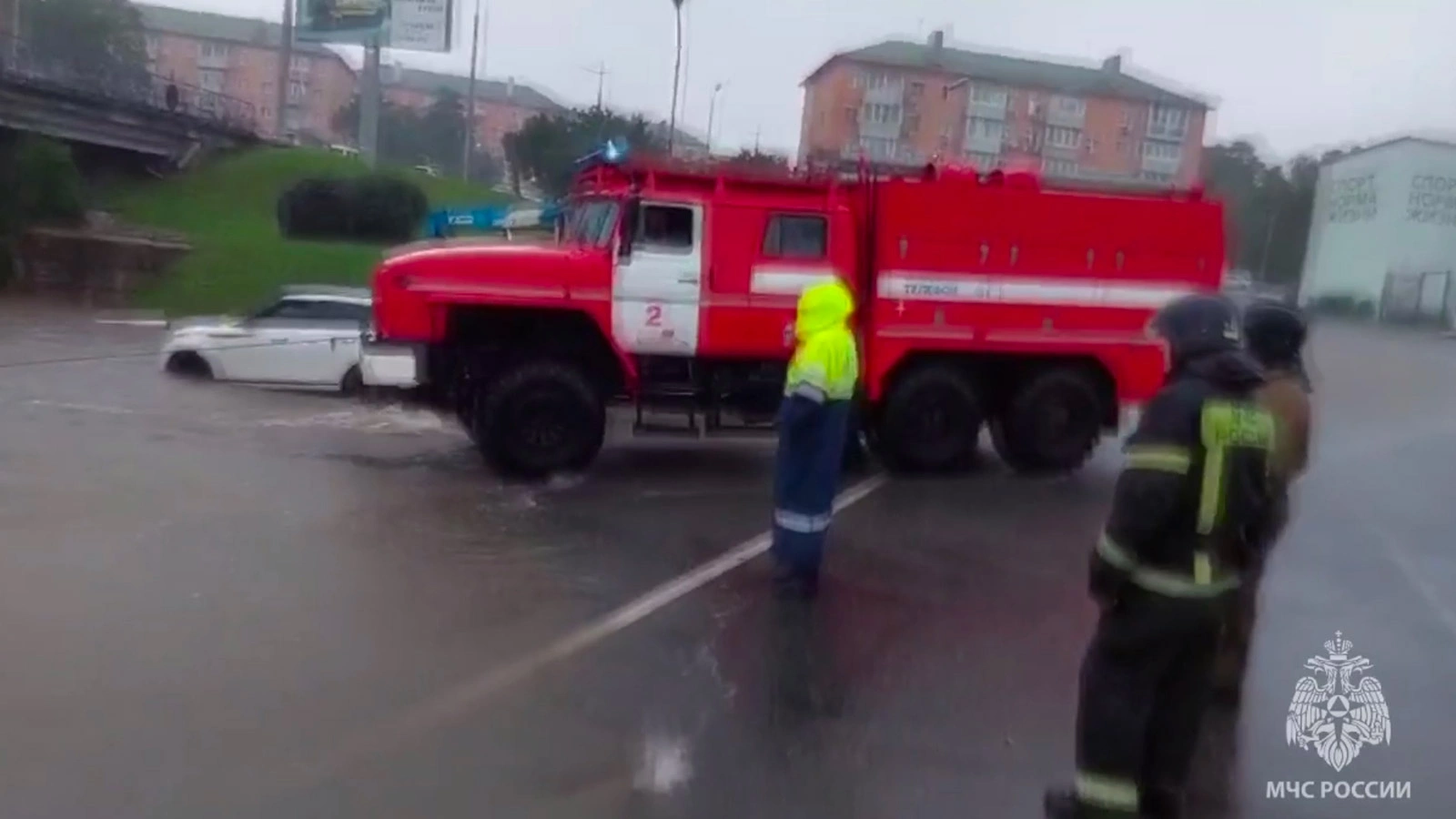 По колено в воде и без света. На Владивосток обрушился мощный ливень | РБК  Life