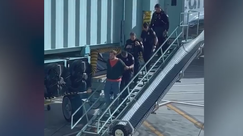 В США пассажира, пытавшегося открыть дверь в полете, обездвижили скотчем