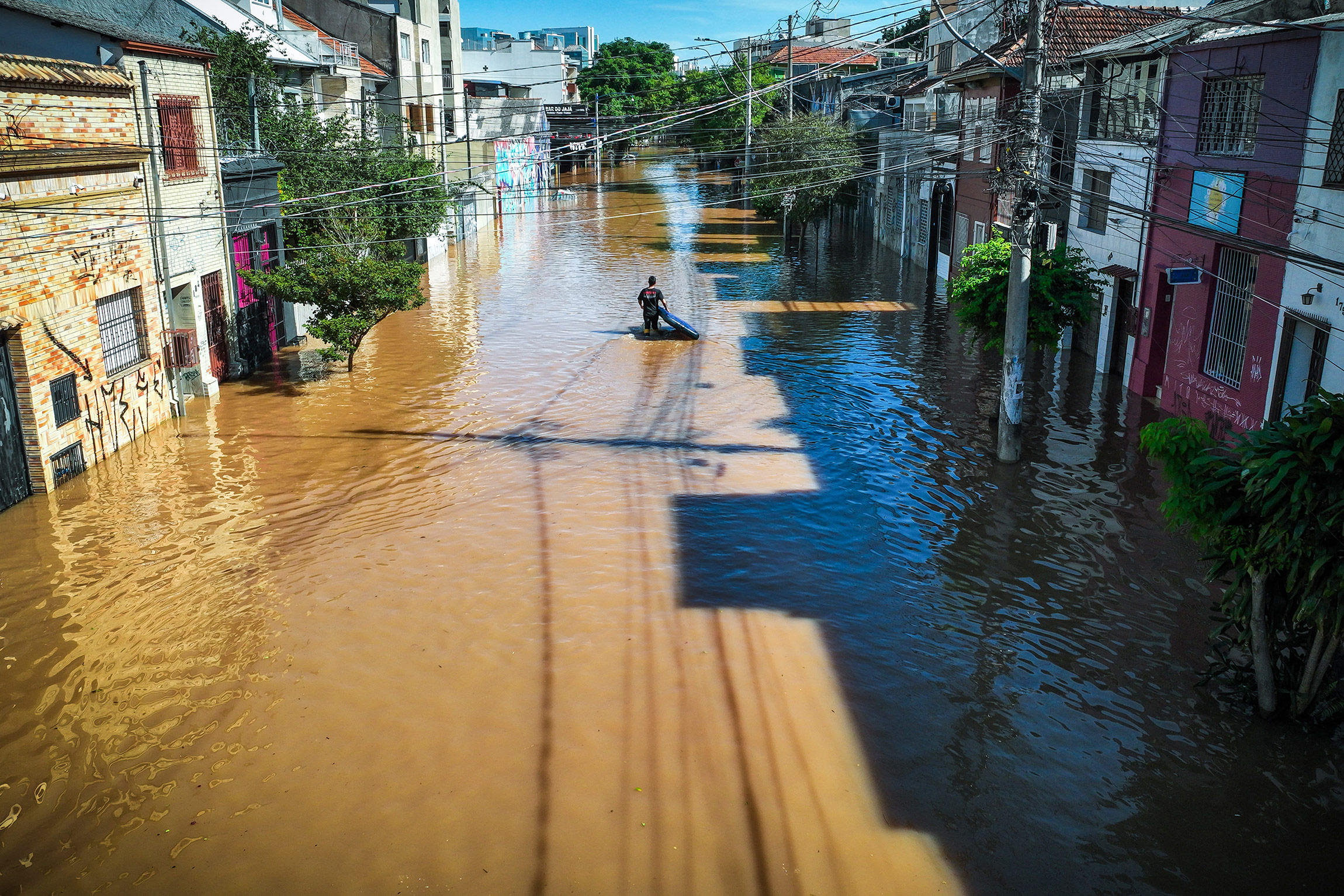 Режим ЧС объявлен в 281 муниципалитете на юге Бразилии, там проводится эвакуация и спасательные работы.