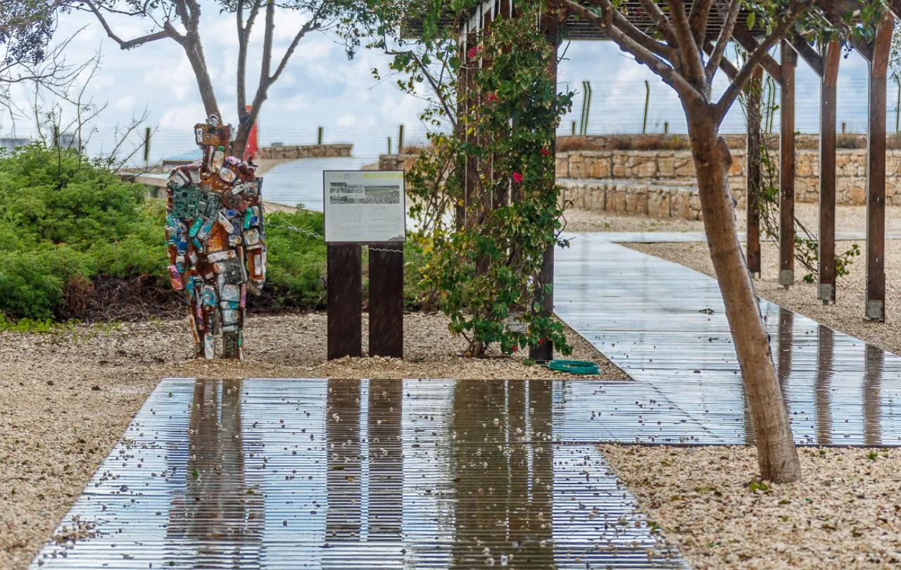 Арт-объект из мусора в парке