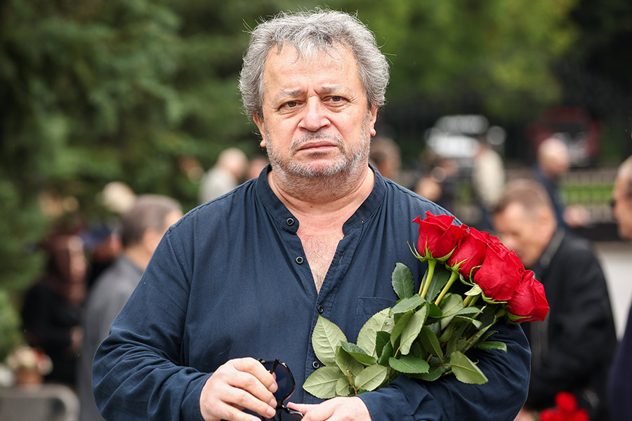 Режиссер Аким Салбиев&nbsp;&mdash; друг Юрия Кары перед церемонией прощания.