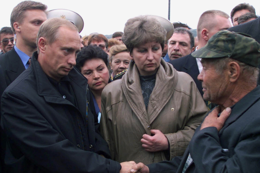 Встреча Владимира Путина (слева) с родственниками погибших моряков. Ирина Лячина (в центре), жена командира подлодки &laquo;Курск&raquo; Геннадия Лячина, 22 августа 2000 года