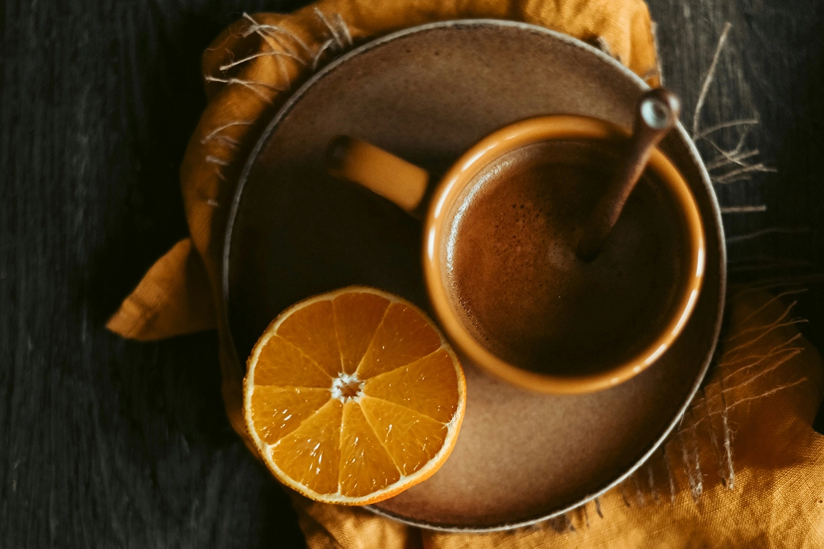 Классические версии часто предлагают фламбировать коньяк, но дома лучше обойтись без огня