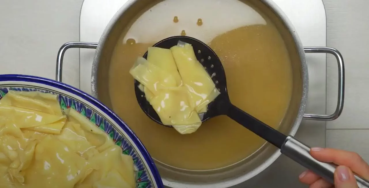 Достаньте тесто на блюдо