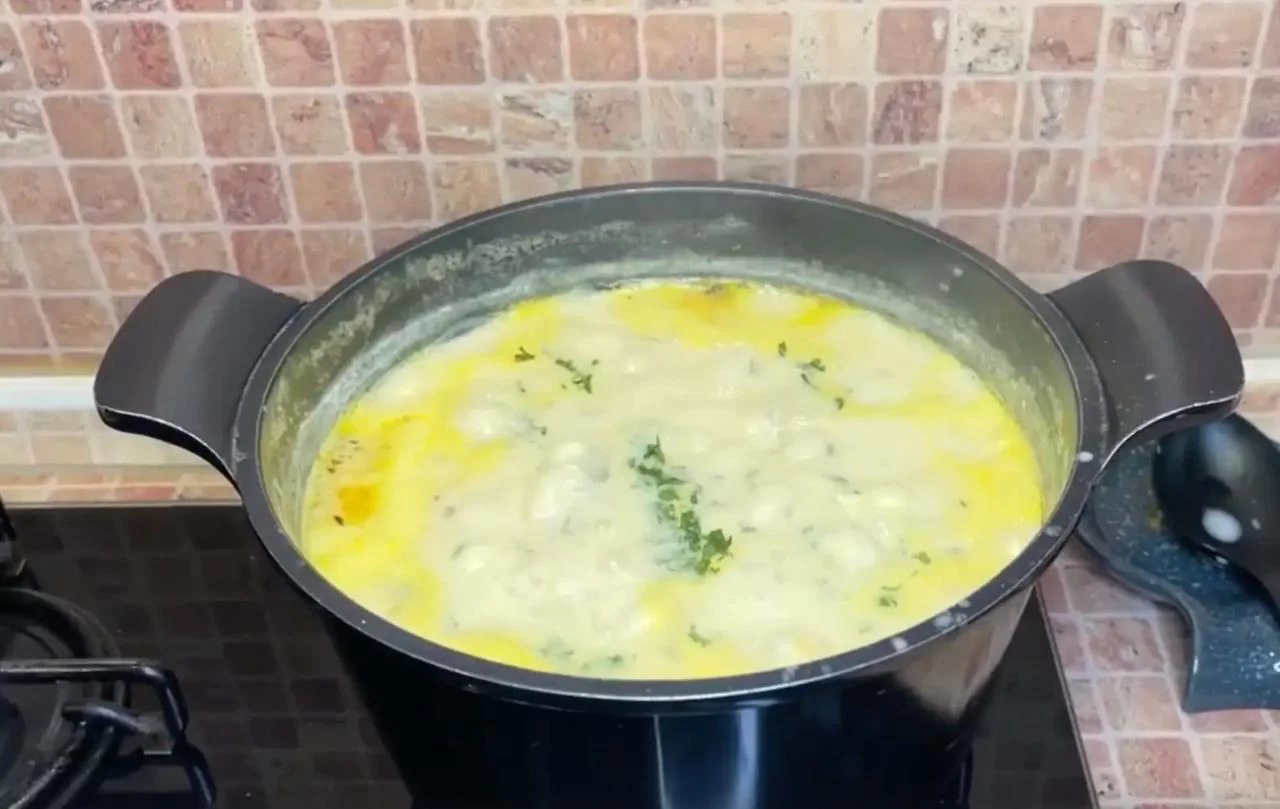 Помешивайте суп, чтобы сыр растворился