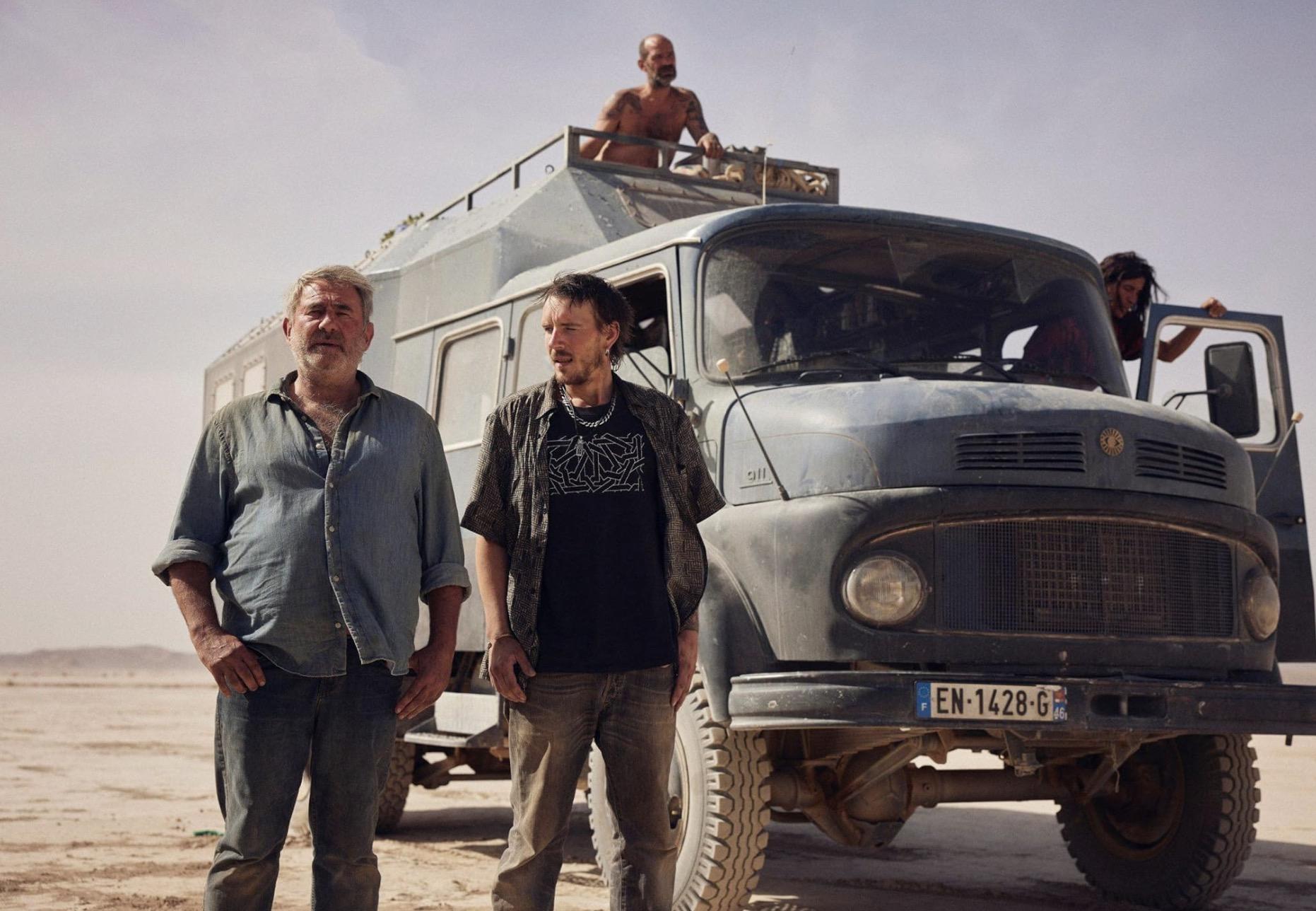 «Сират».Отец (Серхи Лопес) и его сын заявляются на рейв в пустыне южного Марокко. Они ищут Мар — дочь и сестру, — которая пропала несколько месяцев назад на одной из таких бесконечных вечеринок. В окружении пульсирующей электронной музыки и непривычного, дикого чувства свободы они снова и снова раздают встречным ее фотографию. По мере того как они продвигаются все глубже в раскаленную пустыню, путешествие заставляет их проверить пределы своих возможностей. Картина Оливера Лаше, в которой апокалиптическая эпопея сливается с интимной семейной историей, получила в Каннах приз жюри и награду за лучший саундтрек