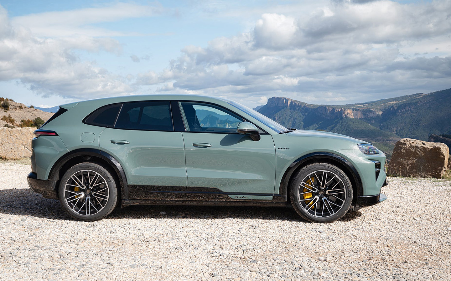 Porsche делает акцент на спокойных оттенках. Но новому Cayenne совершенно точно пойдут яркие&nbsp;