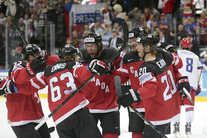 Канадские хоккеисты празднуют первый гол, забитый Коди Икином, &nbsp;в финальном матче против России на чемпионате мира в Праге