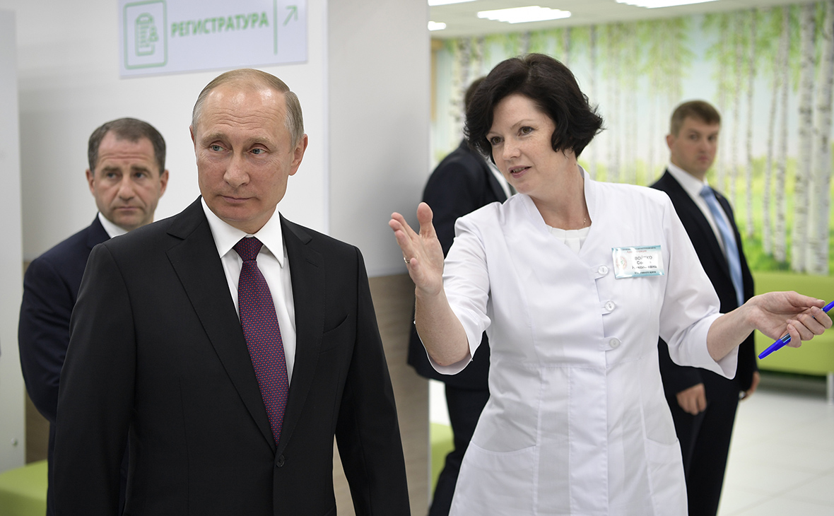 Владимир Путин в диагностическом центре, участвующем в программе &laquo;Бережливая поликлиника&raquo;. 5 августа 2017 года


