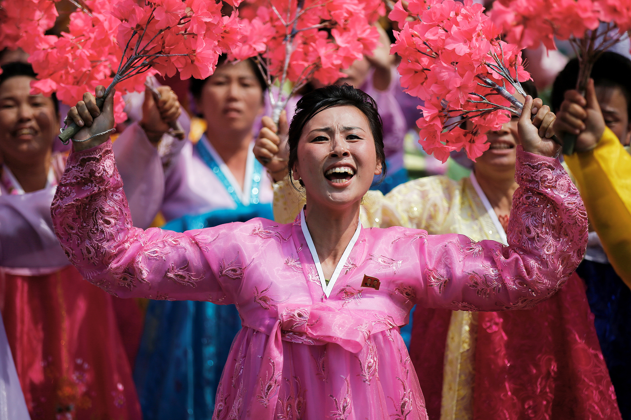 Во время гражданского&nbsp;парада в Пхеньяне на улицах&nbsp;можно увидеть людей не в серой строгой одежде, а в ярких национальных костюмах.
