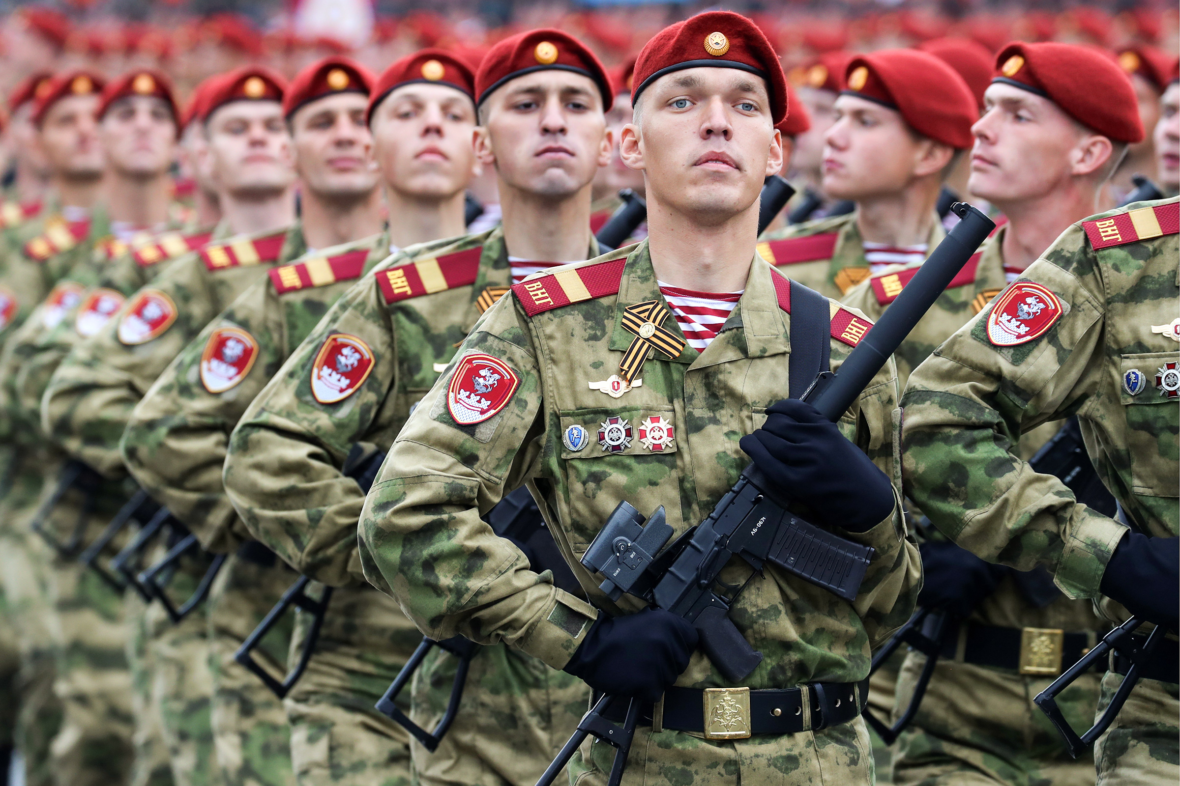 Войска национальной гвардии проходят по Красной площади