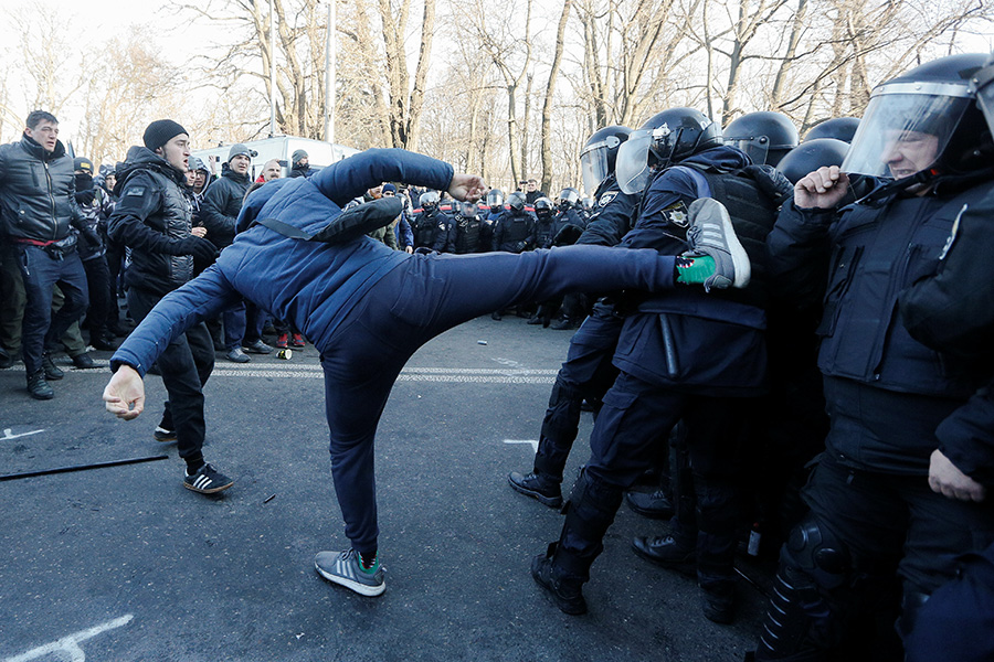 Украинские СМИ сообщили о нескольких стычках протестующих с полицией