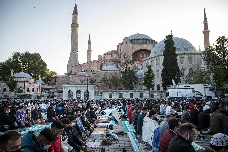 Мусульмане около собора Святой Софии в Стамбуле, Турция.

Президент Реджеп Тайип Эрдоган заявил 12 мая, что Турция постепенно ослабит ограничения после праздника Ураза-байрам, поскольку число новых заболеваний COVID-19 и смертность от него продолжают снижаться по всей стране. Сейчас в республике действует локдаун, который, предположительно, продлится до 17 мая