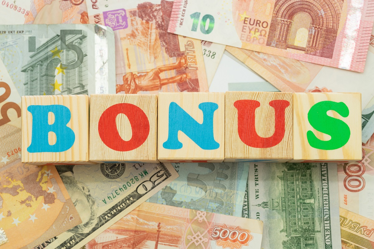 Бонусы по программам кешбэка могут начисляться в форме денег, баллов, миль, товаров и услуг