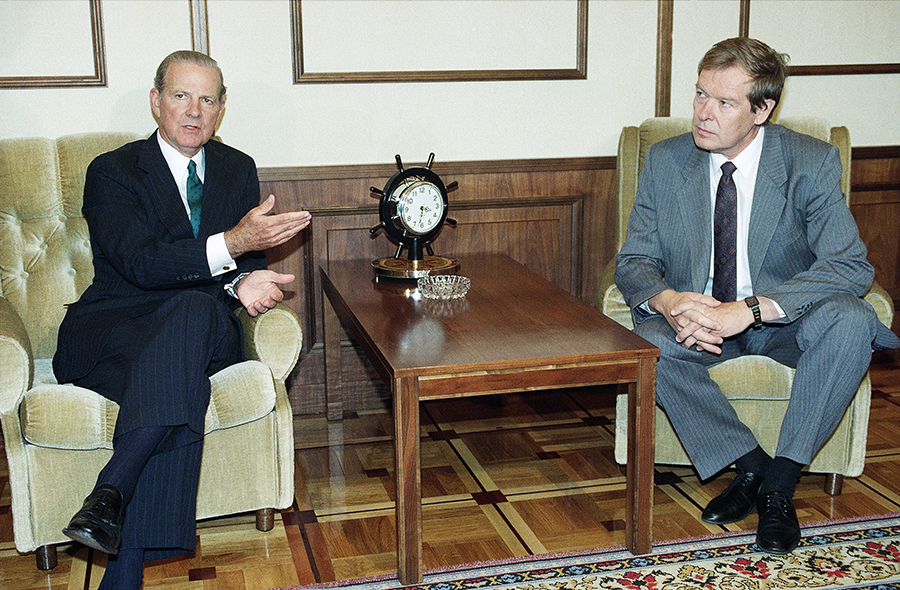 Госсекретарь США Джеймс Бейкер&nbsp;(слева),&nbsp;с&nbsp;Вадимом Бакатиным в штаб-квартире Советской секретной службы в Москве&nbsp;13 сентября 1991 года.