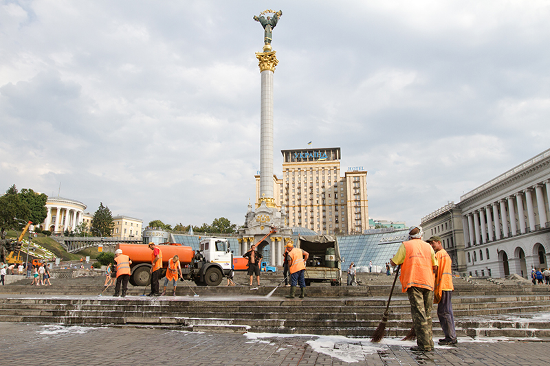Сотрудники коммунальных служб приводят в порядок центр Киева перед проведением парада в честь Дня Независимости, 20 августа.&nbsp;