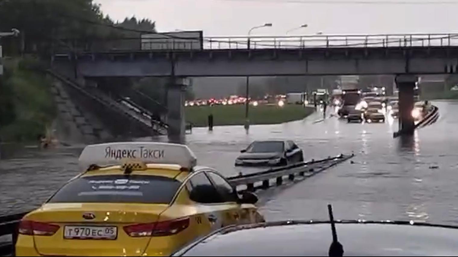 Участок шоссе на юго-западе Москвы перекрыли из-за ливня