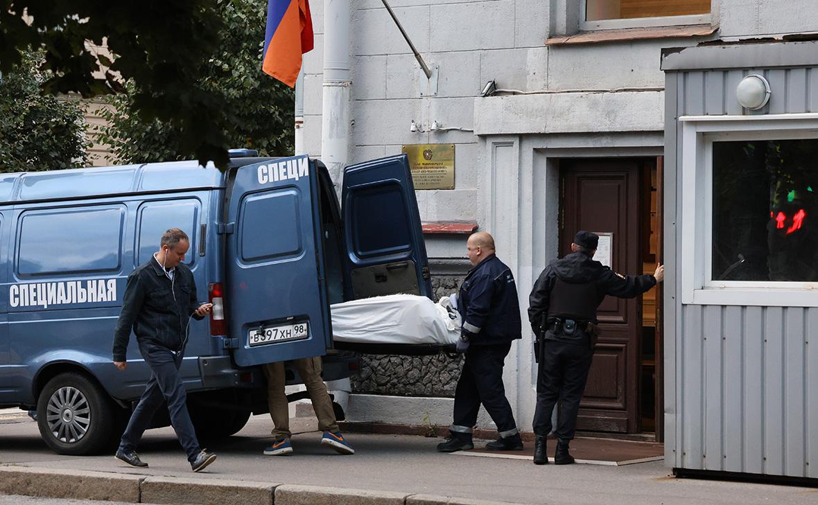 Тело экс-чиновника Бориса Авакяна выносят из здания консульства Армении в Санкт-Петербурге, 24 сентября 2025&nbsp;г.