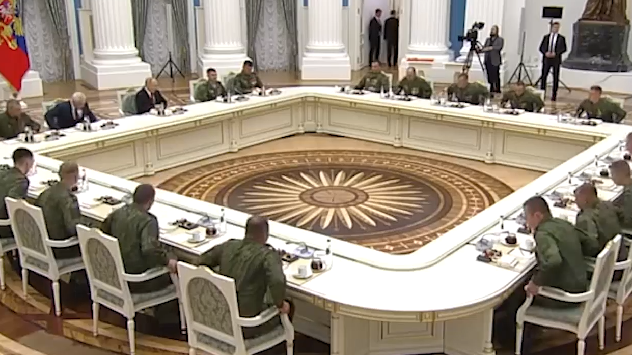Путин в День России встретился с участниками спецоперации