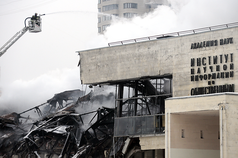 Тушение пожара в здании библиотеки академического Института научной информации по общественным наукам