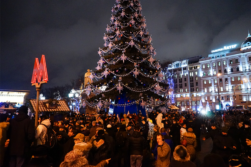 Участники акции протеста против&nbsp;платных парковок у елки на&nbsp;Пушкинской площади в&nbsp;Москве