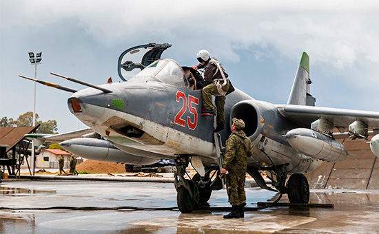 Штурмовик Су-25, входящий в состав авиационной группировки Воздушно-космических сил России, перед вылетом с авиабазы Хмеймим в пункты постоянного базирования на территории России, 15 марта 2016 года


