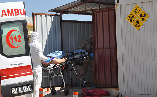 Эвакуация пострадавших от химатаки турецкими медиками. Сирия. 4 апреля 2017 года


