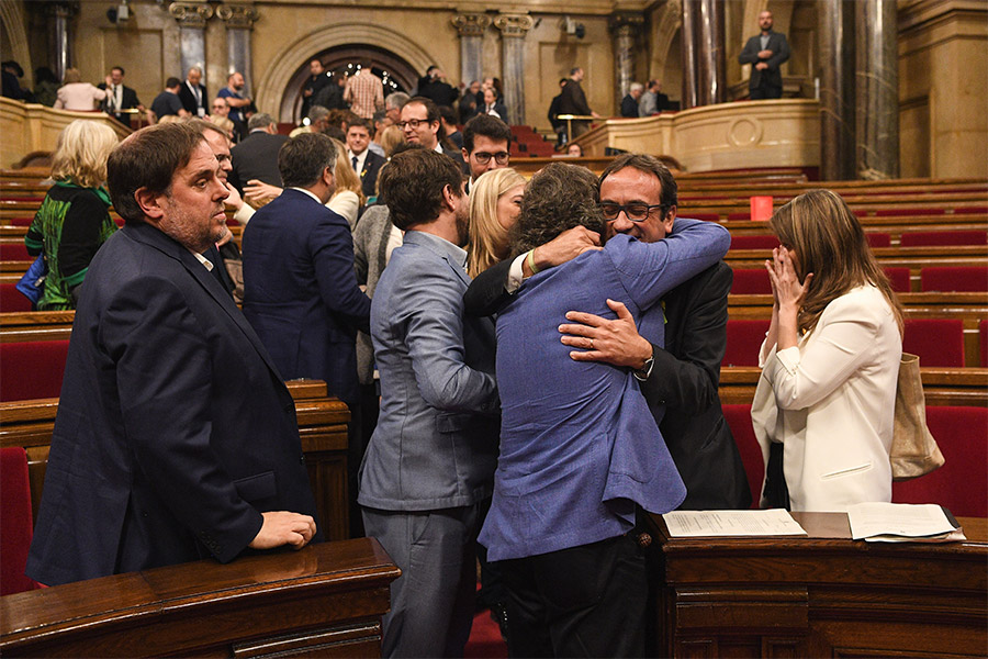 Каталонские парламентарии поздравляют друг друга с историческим событием.