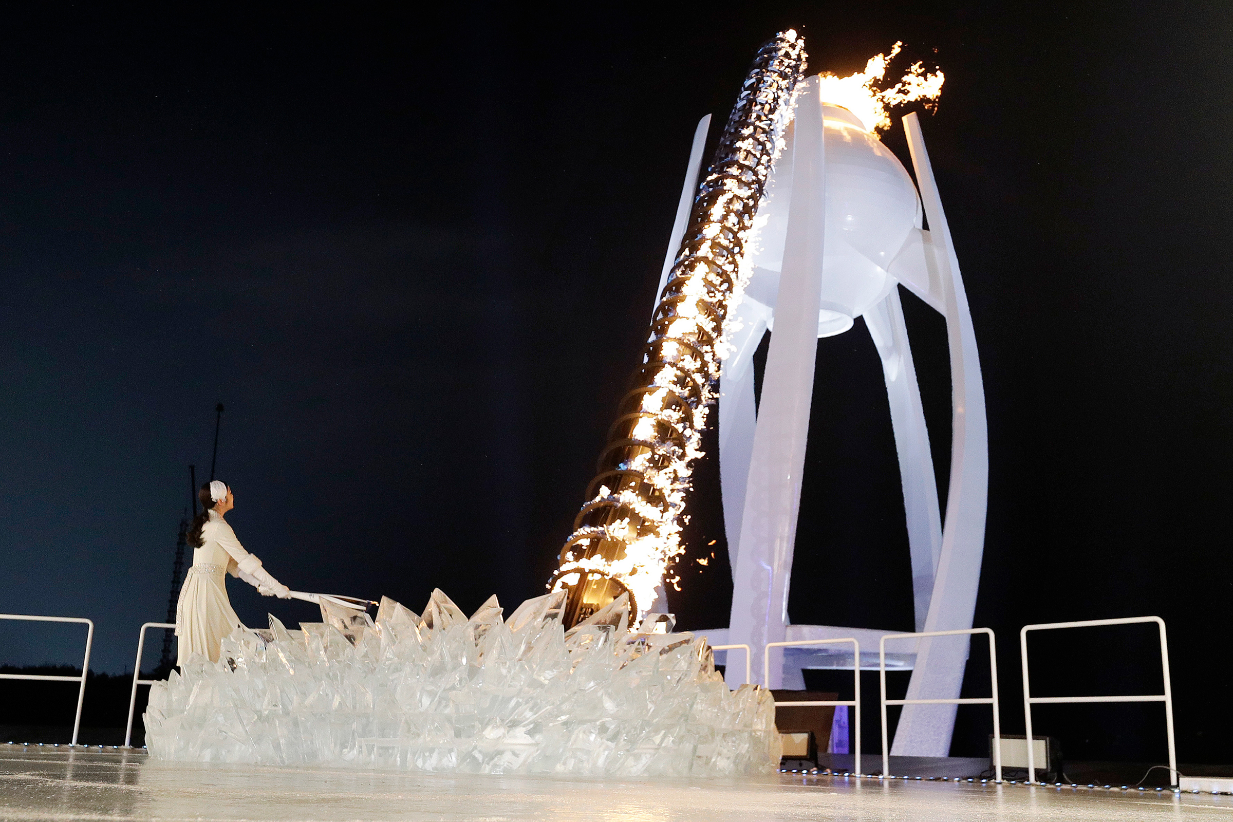 Церемония открытия завершилась зажжением олимпийского огня. В&nbsp;этом году это сделала чемпионка Олимпиады в Ванкувере и серебряная медалистка Олимпиады в Сочи фигуристка Ким Ен А.
