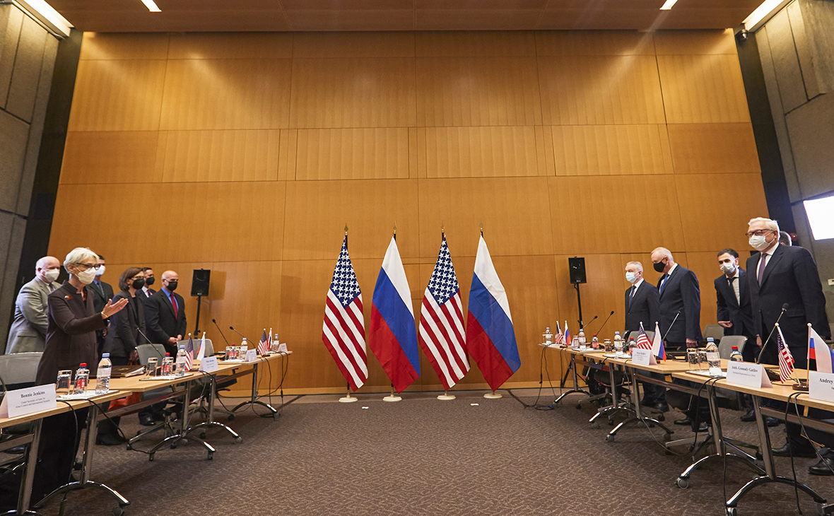 Заместитель госсекретаря США Венди Шерман (слева) и заместитель министра иностранных дел России Сергей Рябков (справа) во время&nbsp;переговоров