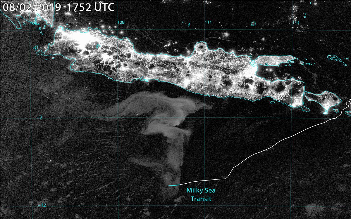 На спутниковых снимках, сделанных ночью 2 августа 2019 года, запечатлено биолюминесцентное молочное море площадью около 100 000 км2 (&laquo;наковальня&raquo;) к югу от Явы, Индонезия. Координаты частной яхты Ganesha наложены белым цветом; синим цветом обозначена точка, где экипаж сообщил о плавании в светящейся воде