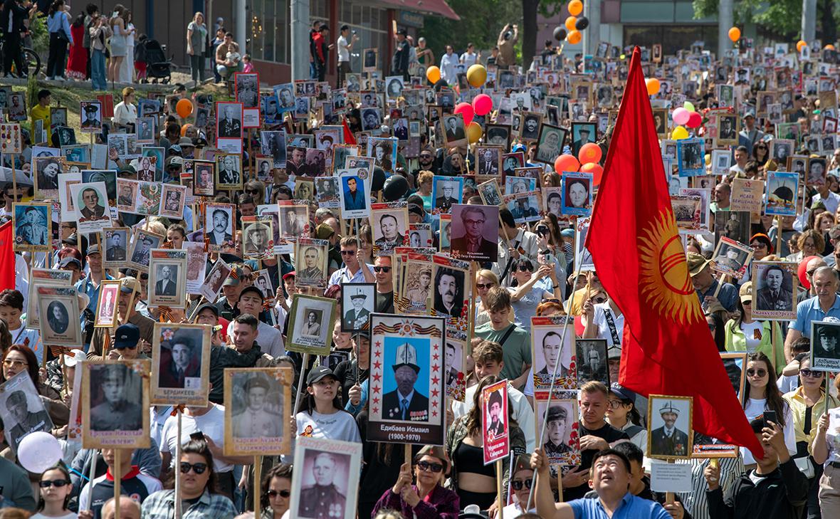 Участники акции &laquo;Бессмертный полк&raquo; в Бишкеке, 2023 год