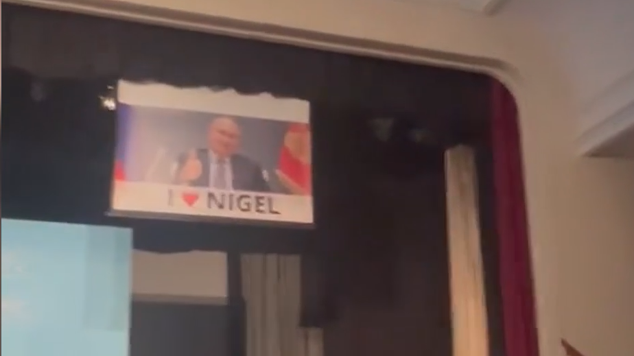 Выступление Фараджа в Британии сорвалось из-за плаката с Путиным. Видео