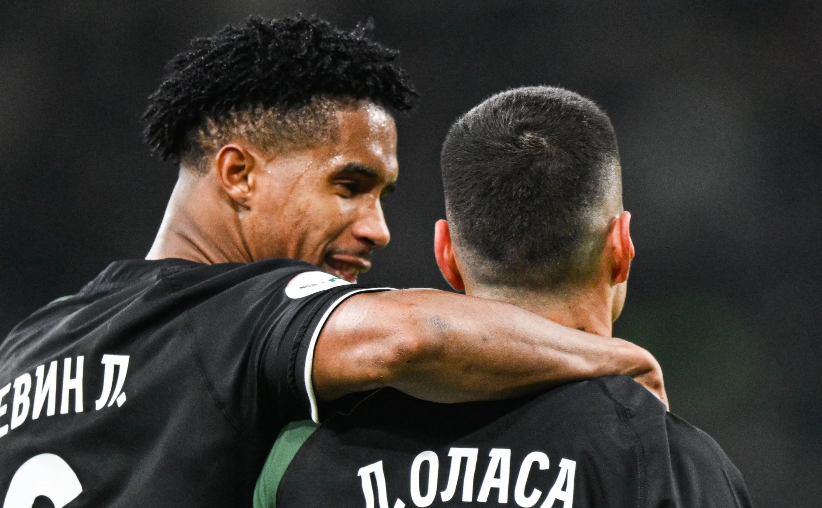 Стадион "ФК Краснодар". Российская премьер-лига. "Краснодар" (Краснодар) - "Локомотив" (Москва). Кевин Ленини ("Краснодар") и Лукас Оласа ("Краснодар") во время матча. (Степан Ноздрев/ТАСС)