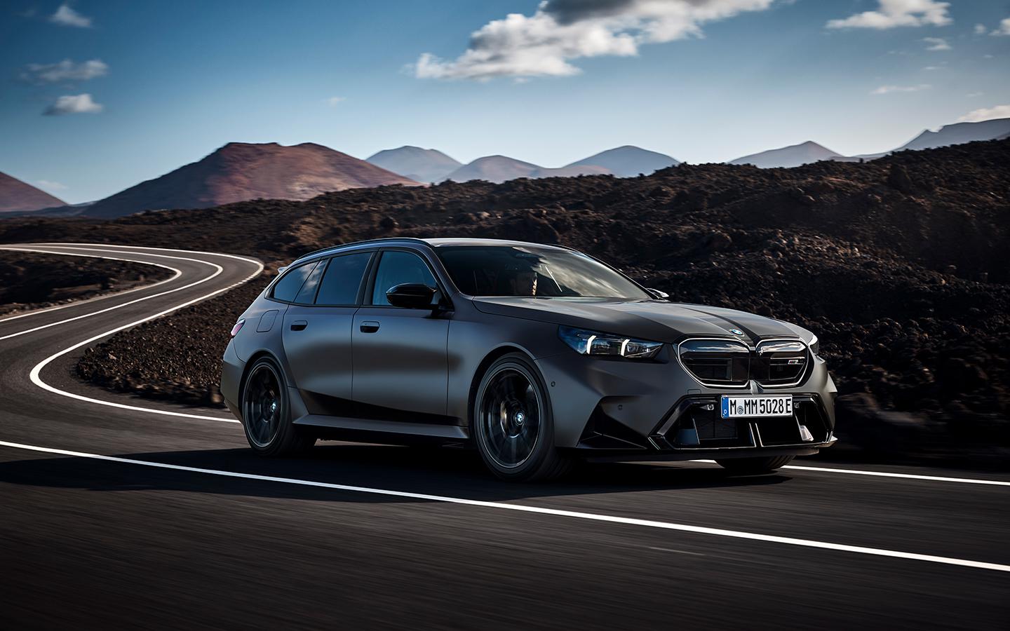 Новый BMW M5 в кузове универсал начали продавать в России. Фото и цена