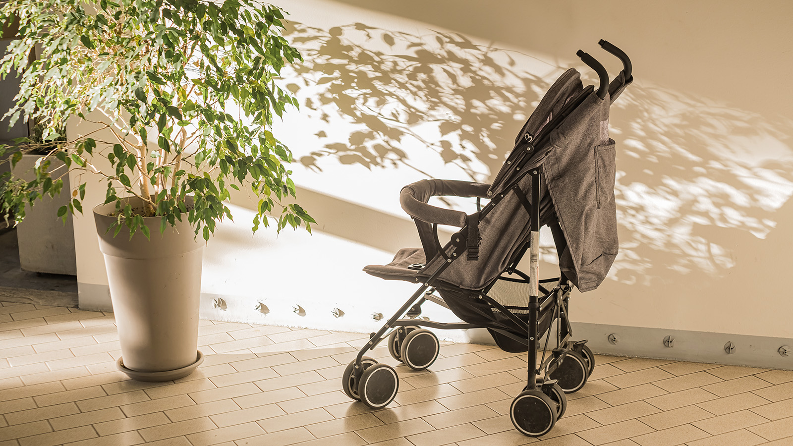 Депутат напомнил о штрафах за хранение колясок и велосипедов в подъезде