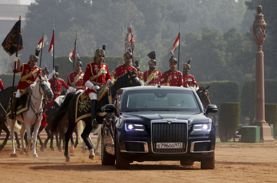 Кортеж Владимира Путина проезжает по Нью-Дели к месту торжественного приема в президентском дворце Раштрапати Бхаван, построенном в 1929 году для вице-короля Индии.

