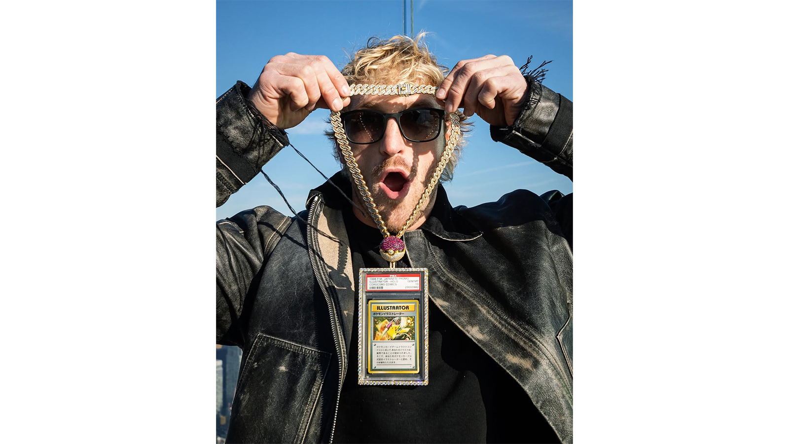 Логан Пол c карточкой с изображением покемона Pikachu Illustrator