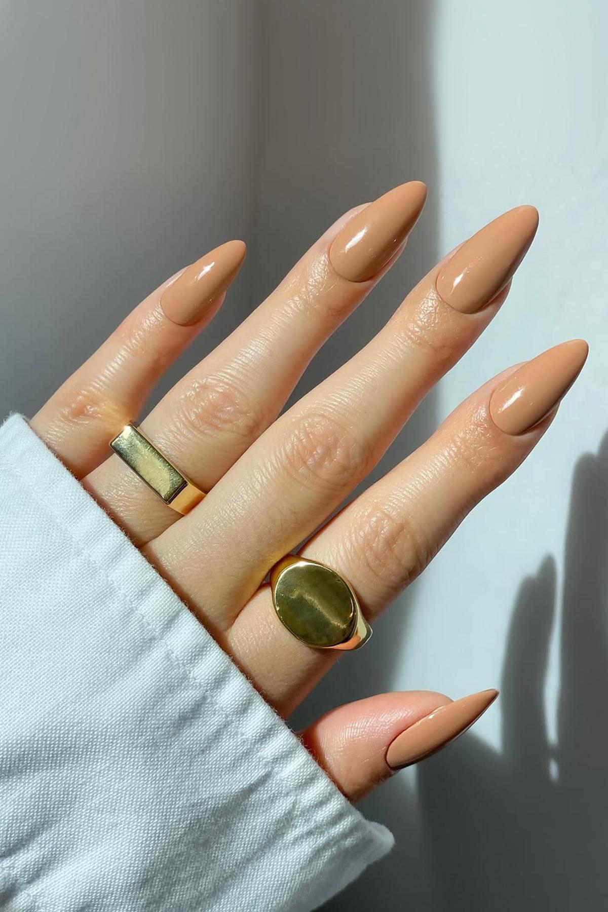 Попробуйте нюдовые оттенки с легким шиммером или микроблеском