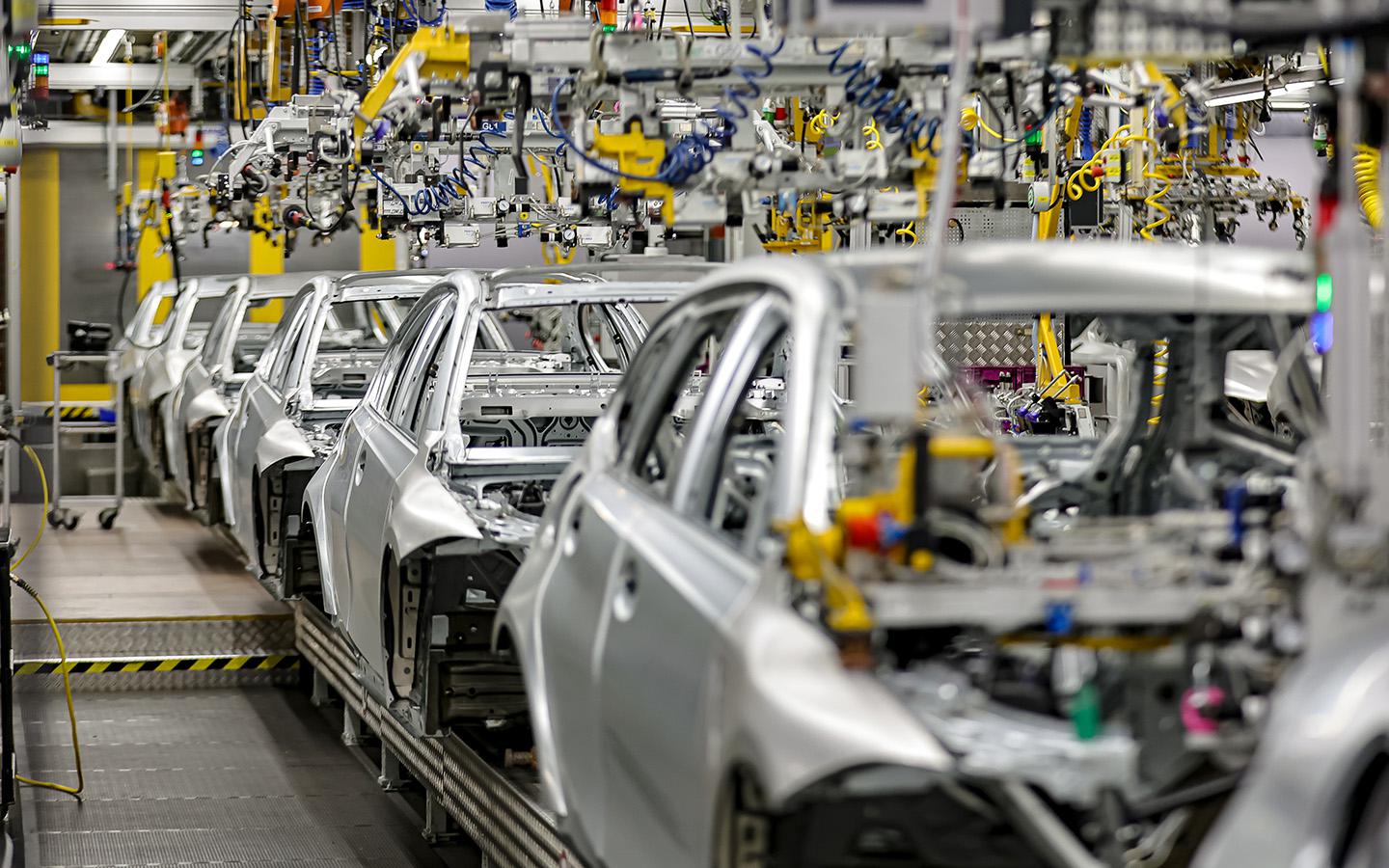 Как война с Ираном направила мировой автопром к новому кризису