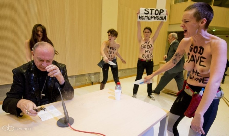 Активистки FEMEN облили святой водой главу католиков Бельгии